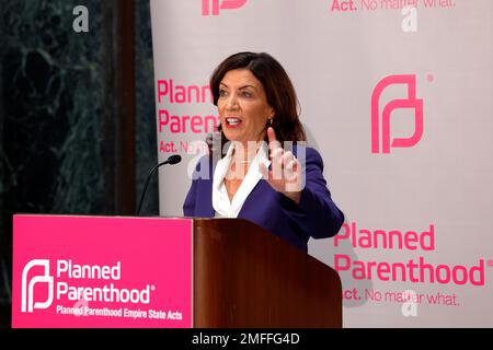 24 gennaio 2023, Albany, New York. Il governatore della NY Kathy Hochul parla alla Giornata d'azione della Parenthood nell'edificio dell'Ufficio legislativo riaffermando il proprio impegno a proteggere i diritti di aborto nello Stato di New York. Foto Stock