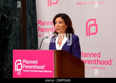 24 gennaio 2023, Albany, New York. Il governatore della NY Kathy Hochul parla alla Giornata d'azione della Parenthood nell'edificio dell'Ufficio legislativo riaffermando il proprio impegno a proteggere i diritti di aborto nello Stato di New York. Foto Stock