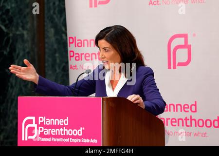 24 gennaio 2023, Albany, New York. Il governatore della NY Kathy Hochul parla alla Giornata d'azione della Parenthood nell'edificio dell'Ufficio legislativo riaffermando il proprio impegno a proteggere i diritti di aborto nello Stato di New York. Foto Stock