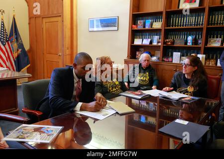 24 gennaio 2023, Albany, New York. Amy Cohen di famiglie per le lobby Safe Streets Lt. Gov Antonio Delgado per il suo sostegno nel passare il pacchetto Safe Streets Act di bollette per riprogettare le strade per essere più sicuro per tutti gli utenti. Il Safe Streets Act include Sammy's Law, complete Streets e la Crash vittima Bill of Rights. Families for Safe Streets fa parte di una coalizione statale di attivisti che cercano di porre fine alla violenza sul traffico. Il pacchetto di disegni di legge non è passato nel 2022 a causa dell’inazione del Congresso. Il governatore Hochul ha segnalato il supporto per consentire a NYC di impostare i limiti di velocità al di sotto di 25mph. Foto Stock