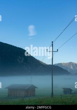 Mattina nebbia sul monte Wetterstein, Ehrwald, Tirolo, Austria Foto Stock