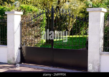 casa di metallo nero retro classico cancello in acciaio Foto Stock