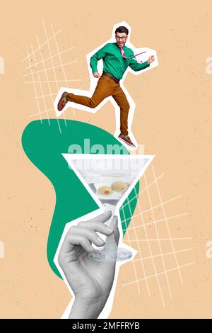 Collage fotografico verticale di giovane uomo d'affari spensierato volare salto aria energica all'interno cocktail martini bere alco partito isolato su sfondo beige Foto Stock