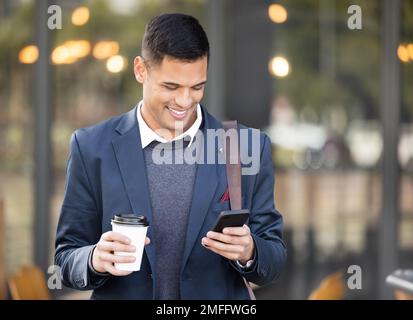 Un uomo in viaggio, felice o d'affari con il telefono per il networking, i social media o la comunicazione in London Street. Cerca, caffè o manager sullo smartphone per Foto Stock