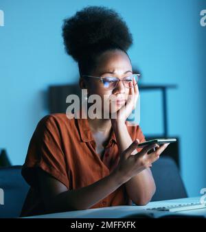Affari, donna nera e chiamata telefonica su altoparlante, stress e look preoccupato in ufficio moderno. Donna afro-americana dipendente, imprenditore e agente Foto Stock
