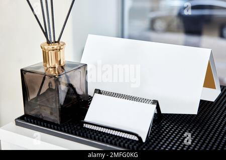 Porta biglietti da visita con spazio per il testo sulla scrivania Foto Stock