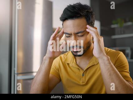 Uomo d'affari, home Office e stress mal di testa in cucina per la messa a fuoco mindset, la salute mentale e la fatica del lavoro. Il pensiero dell'imprenditore digitale, il business Foto Stock