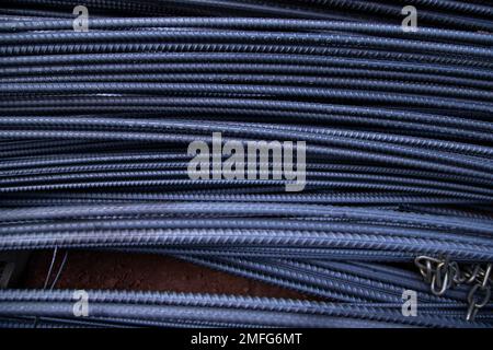 Pila di filo di acciaio blu in cantiere, primo piano della foto Foto Stock
