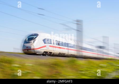 Un treno AD alta velocità GHIACCIATO dalla compagnia ferroviaria tedesca Deutsche Bahn viaggia a piena velocità in campagna. Foto Stock