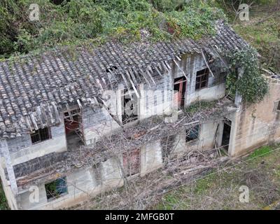 CHONGQING, CINA - 25 GENNAIO 2023 - le mura di terra fatiscenti e le case piastrellate costruite dai contadini nella loro fattoria a Chongqing, Cina, gennaio Foto Stock