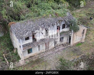 CHONGQING, CINA - 25 GENNAIO 2023 - le mura di terra fatiscenti e le case piastrellate costruite dai contadini nella loro fattoria a Chongqing, Cina, gennaio Foto Stock