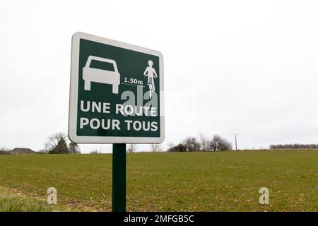 une route pour tous testo francese significa road sharing auto e biciclette sul pannello stradale verde quadrato Foto Stock