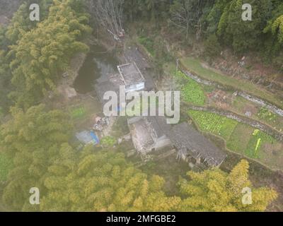 CHONGQING, CINA - 25 GENNAIO 2023 - le mura di terra fatiscenti e le case piastrellate costruite dai contadini nella loro fattoria a Chongqing, Cina, gennaio Foto Stock