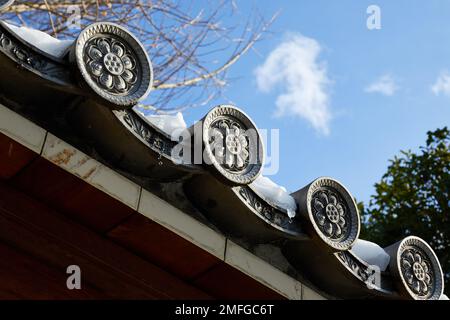 Tegole giapponesi (nokigawara) con creste di famiglia incise (kamon); Giappone Foto Stock