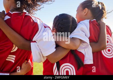 Ragazza, gruppo di calcio e schiena con huddle sul campo per partita, concorso o gioco con il supporto team building. Femmine, football e abbraccio Foto Stock