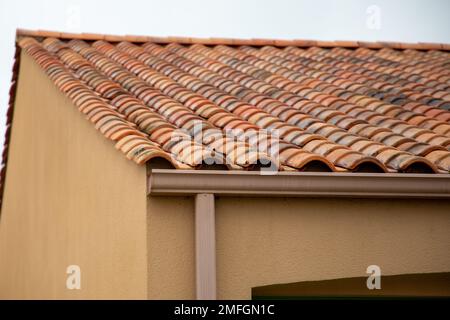 Supporto grondaia sistema di drenaggio sul tetto casa facciata residenziale Foto Stock