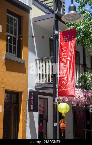 Kensington Street Chippendale a Sydney, quartiere dello stile di vita, del cibo e del patrimonio che mostra lanterne lunari cinesi di Capodanno rosse e gialle, Sydney, 2023 Foto Stock