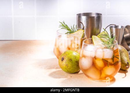 Bevanda alcolica fruttata, dolce pera fredda con rum, liquore, anice e rametto rosmarino, guarnito con pera affettata Foto Stock