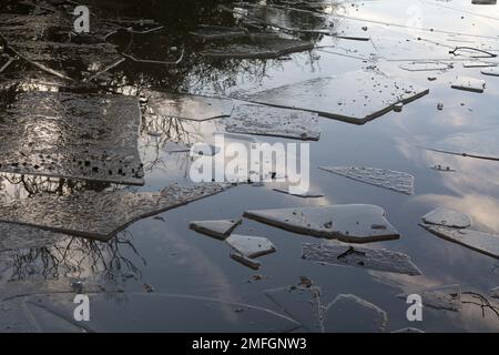 Ghiaccio rotto in inverno sul Canal Grande Union, Warwick, Regno Unito Foto Stock