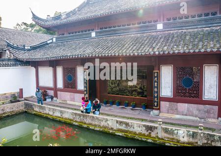 La piscina di Jingtu di fronte alla Sala dei Re Celeste al Tempio di Baoguo, Ningbo, Provincia di Zhejiang, Cina. Foto Stock