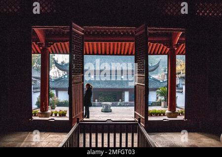 Dall'interno della Sala Grande con la Sala dei Re Celeste sullo sfondo al Tempio di Baoguo, Ningbo, Provincia di Zhejiang, Cina. Foto Stock