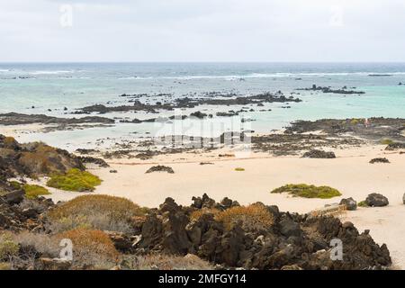 Acque turchesi a Playa Caletón Blanco a Lanzarote Foto Stock