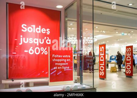 Illustrazioni delle vendite a Les Halles a Parigi, il quartiere dello shopping di Chatelet. Francia, Parigi il 24 gennaio 2023. Foto di Patricia Huchot-Boissier/ABACAPRESS.COM Foto Stock