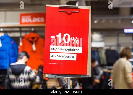 Illustrazioni delle vendite a Les Halles a Parigi, il quartiere dello shopping di Chatelet. Francia, Parigi il 24 gennaio 2023. Foto di Patricia Huchot-Boissier/ABACAPRESS.COM Foto Stock