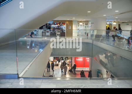 Illustrazioni delle vendite a Les Halles a Parigi, il quartiere dello shopping di Chatelet. Francia, Parigi il 24 gennaio 2023. Foto di Patricia Huchot-Boissier/ABACAPRESS.COM Foto Stock