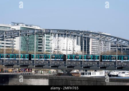 Parigi (Francia): treno della metropolitana sul Viadotto Austerlitz, sul fiume Senna Foto Stock
