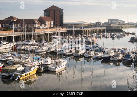 Barche e alberi si riflettono in acqua dolce al porto turistico Roker, a Sunderland, Inghilterra, Regno Unito Foto Stock