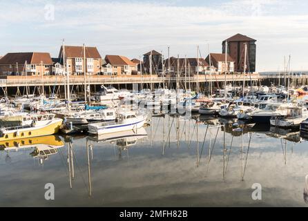 Barche e alberi si riflettono in acqua dolce al porto turistico Roker, a Sunderland, Inghilterra, Regno Unito Foto Stock