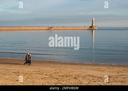 Meteo UK 24-1-2023 Faro di Roker riflesso in un mare liscio, Sunderland, Inghilterra, Regno Unito Foto Stock