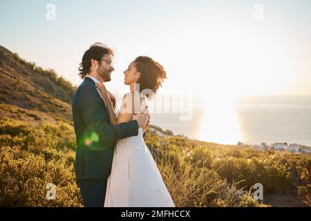 Matrimonio, amore e coppia in montagna per cerimonia matrimoniale, impegno e celebrazione. Romanticismo, felicità e bride interrazziale e sposo legame Foto Stock