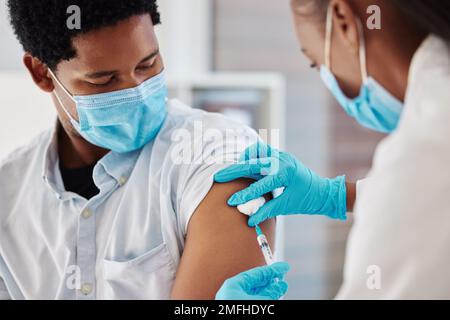 Vaccino Covid 19, iniezione e infermiera con uomo nero per la consultazione sanitaria, servizio medico o medicina del virus corona. Medico, siringa e nero Foto Stock