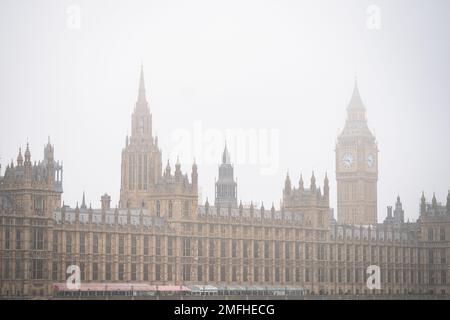 La nebbia circonda il Parlamento, a Westminster, Londra. Data immagine: Mercoledì 25 gennaio 2023. Foto Stock