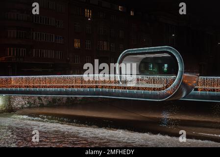 'Festina lente' ponte a Sarajevo di notte Foto Stock