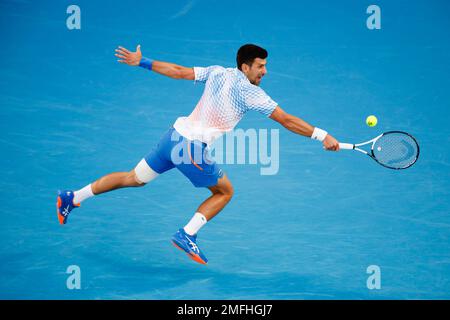 Melbourne, Australia. 25th Jan, 2023. 4th seme NOVAK DJOKOVIC di Serbia in azione contro 5th seme ANDREY RUBLEV della Federazione Russa sulla Rod Laver Arena in una partita di Men's Singles Quarterfinals il giorno 10 dell'Australian Open 2023 a Melbourne, Australia. Sydney Low/Cal Sport Media/Alamy Live News Foto Stock