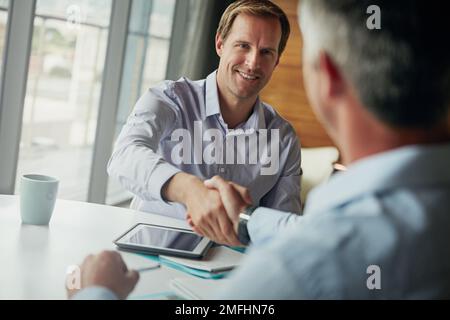 Business people, handshake e intervista di partnership B2B, benvenuto e incontro tecnico dei dipendenti. Ciao, grazie a voi e ai lavoratori aziendali che scuotono le mani per Foto Stock