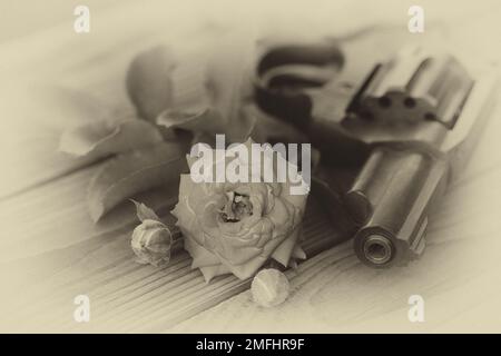 vintage still life con pistola e rosa in bianco e nero Foto Stock