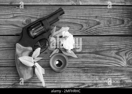 vintage still life con pistola e rosa in bianco e nero Foto Stock