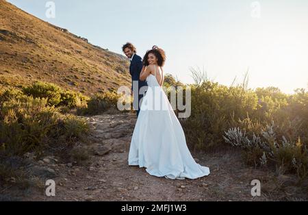 Amore, matrimonio o una coppia di amici in campagna dopo una celebrazione romantica in un matrimonio interrazziale. Partner di vita, donna nera e uomo felice Foto Stock