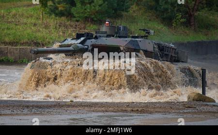 Munster, Germania. 25th Set, 2017. Un carro armato da battaglia principale "Leopard 2A6" attraversa una pozza d'acqua durante i preparativi per l'esercizio di formazione sulle informazioni "Land Operations 2017". La Germania prevede di consegnare 14 carri armati da battaglia principali Leopard 2A6 dagli stock della Bundeswehr all'Ucraina come primo passo. Ciò è stato annunciato dal portavoce del governo Hebestreit in una dichiarazione di mercoledì. Credit: Picture Alliance/Philipp Schulze/dpa/Alamy Live News Foto Stock