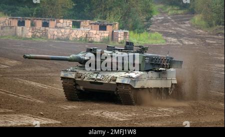 Munster, Germania. 25th Set, 2017. Un carro armato da battaglia principale Leopard 2A6 attraversa l'area di formazione durante la preparazione dell'esercizio di formazione sulle informazioni "operazioni terrestri 2017". La Germania prevede di consegnare 14 carri armati da battaglia principali Leopard 2A6 dagli stock della Bundeswehr all'Ucraina come primo passo. Ciò è stato annunciato dal portavoce del governo Hebestreit in una dichiarazione di mercoledì. Credit: Picture Alliance/Philipp Schulze/dpa/Alamy Live News Foto Stock