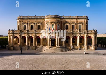 Facciata del municipio della città tardo barocca di noto, Palazzo Ducezio, situato nella piazza principale di Piazza Muncipio. Foto Stock