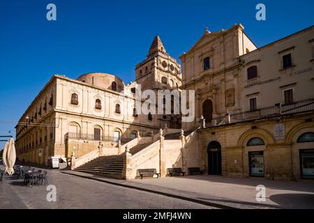 Gli edifici dell'ex monastero del Santissimo Salvatore e la chiesa di San Francesco d'Assisi all'Immacolata nella città tardo barocca di noto Foto Stock