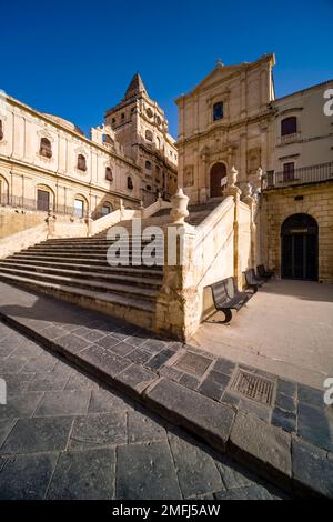 Gli edifici dell'ex monastero del Santissimo Salvatore e la chiesa di San Francesco d'Assisi all'Immacolata nella città tardo barocca di noto Foto Stock