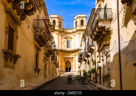 La facciata della Chiesa di Montevergine, Chiesa di Montevergine, vista da via Corrado Nicolaci nella città tardo barocca di noto. Foto Stock