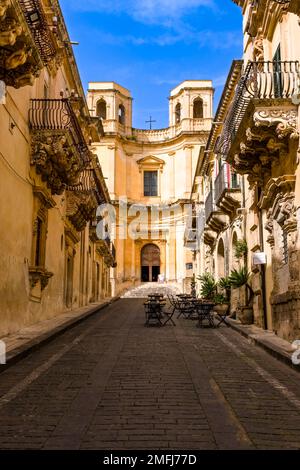 La facciata della Chiesa di Montevergine, Chiesa di Montevergine, vista da via Corrado Nicolaci nella città tardo barocca di noto. Foto Stock