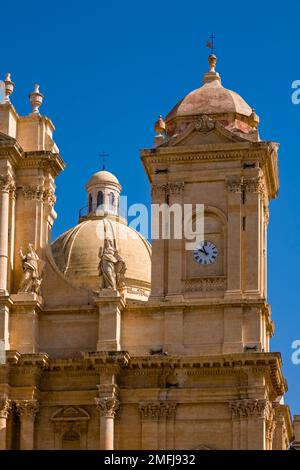La cima della Cattedrale di noto, la Basilica cattedrale di San Nicolò, vista attraverso le torrette della facciata. Foto Stock
